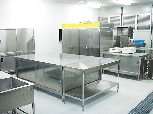 某学校耐震補強工事における仮設厨房設置事例。また、食器消毒保管庫、牛乳保冷庫などの給食事業用の厨房機器も自社保有機器でご用意させていただきました。